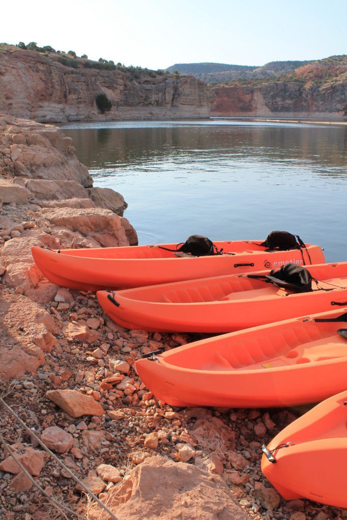 Photo of kayaks on the shore of Bighorn Canyon Stay and Play in Powell Wyoming